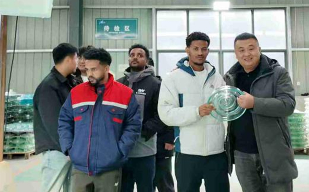 في 12 ديسمبر 2025 ، زار العملاء الأجانب الشركة.